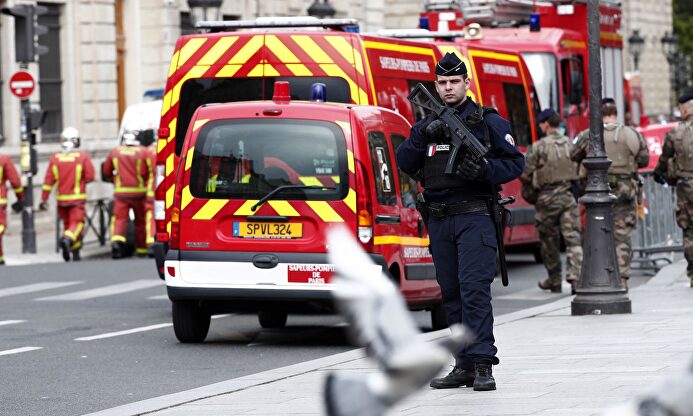 Se ha establecido un perímetro de seguridad cerca de la sede de la Policía de París. |  EFE