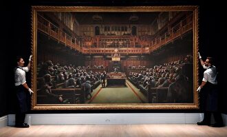 El cuadro 'Parliament devolved', de Banksy |  EFE
