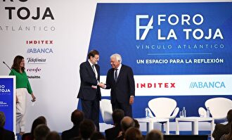 Mariano Rajoy y Felipez González se saludan en el 'Foro La Toja' |  Beatriz Ciscar (Europa Press)