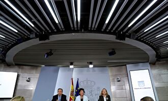 Celaá, junto a Luis Planas y Nadia Calviño, en Moncloa. |  EFE