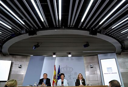 Celaá, junto a Luis Planas y Nadia Calviño, en Moncloa. |  EFE