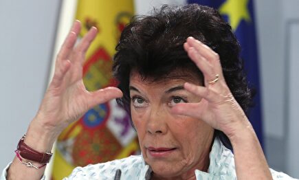 Isabel Celaá, en la rueda de prensa posterior al Consejo de Ministros. |  EFE