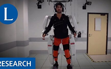 Un exoesqueleto permite a un tetrapléjico mover un brazo y dar varios pasos