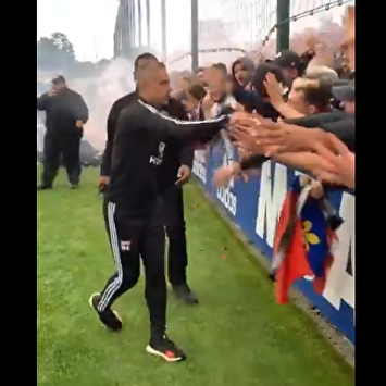 ¡A la guerra!: el entrenador del Lyon se une a sus ultras antes del derbi