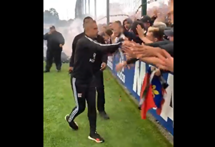 ¡A la guerra!: el entrenador del Lyon se une a sus ultras antes del derbi