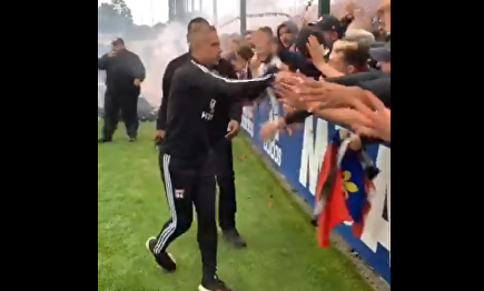 ¡A la guerra!: el entrenador del Lyon se une a sus ultras antes del derbi