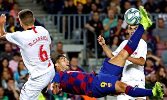 Suárez marcó de chilena el 1-0. |  EFE