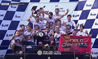 Márquez juega al billar en su celebración