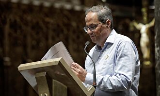 El presidente de la Generalidad, Quim Torra, rezando en Montserrat. |  EFE