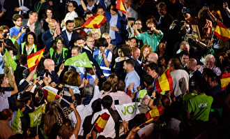 Santiago Abascal rodeado de simpatizantes en el acto de Vistalegre Plus Ultra |  David Alonso Rincón