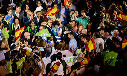 Santiago Abascal rodeado de simpatizantes en el acto de Vistalegre Plus Ultra |  David Alonso Rincón