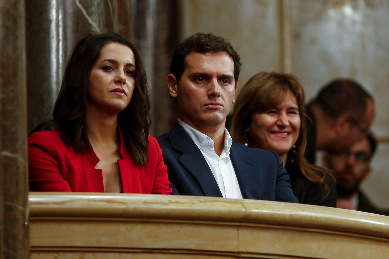 Albert Rivera, en la tribuna de invitados del Parlament junto a Inés Arrimadas y la portavoz de JxC Laura Borrás |  EFE