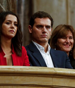 Albert Rivera, en la tribuna de invitados del Parlament junto a Inés Arrimadas y la portavoz de JxC Laura Borrás |  EFE