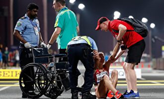 La bielorrusa Svetlana Kudzelich es atendida tras desvanecerse en la maratón femenina. |  Cordon Press