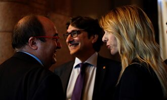 Álvarez de Toledo en los pasillos del Parlamento catalán con Iceta. |  EFE