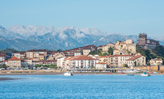 Una vista típica de San Vicente de la Barquera, en Cantabria, con los Picos de Europa al fondo. |  C.Jordá