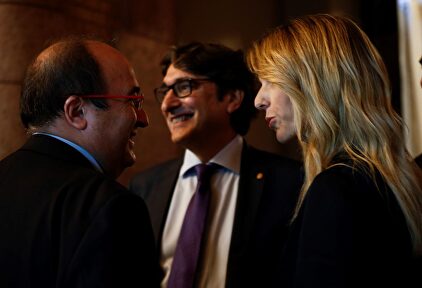 Álvarez de Toledo en los pasillos del Parlamento catalán con Iceta. |  EFE