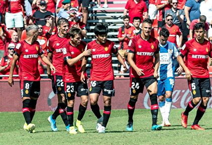 Lance del Mallorca-Espanyol disputado este domingo en Son Moix. |  EFE