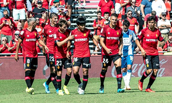 Lance del Mallorca-Espanyol disputado este domingo en Son Moix. |  EFE