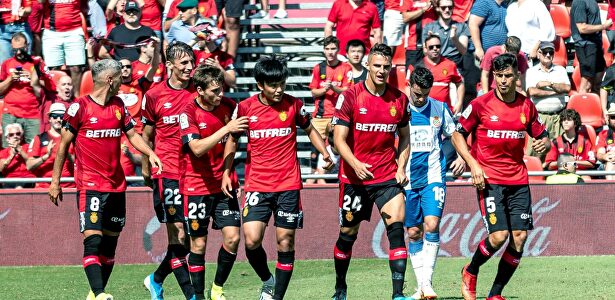 Lance del Mallorca-Espanyol disputado este domingo en Son Moix. |  EFE