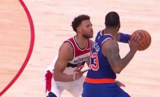 Un jugador pierde los papeles y es expulsado por... ¡estampar el balón en la cabeza de un rival!