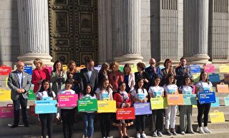 Foto institucional con motivo del Día Internacional de la Niña este martes a las puertas del Congreso |  Vox