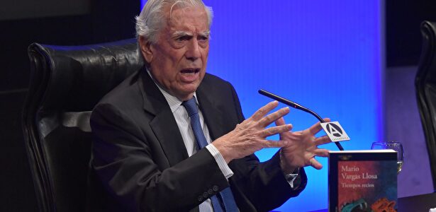 Mario Vargas Llosa durante la presentación de Tiempos recios, su nueva novela |  Cordon Press