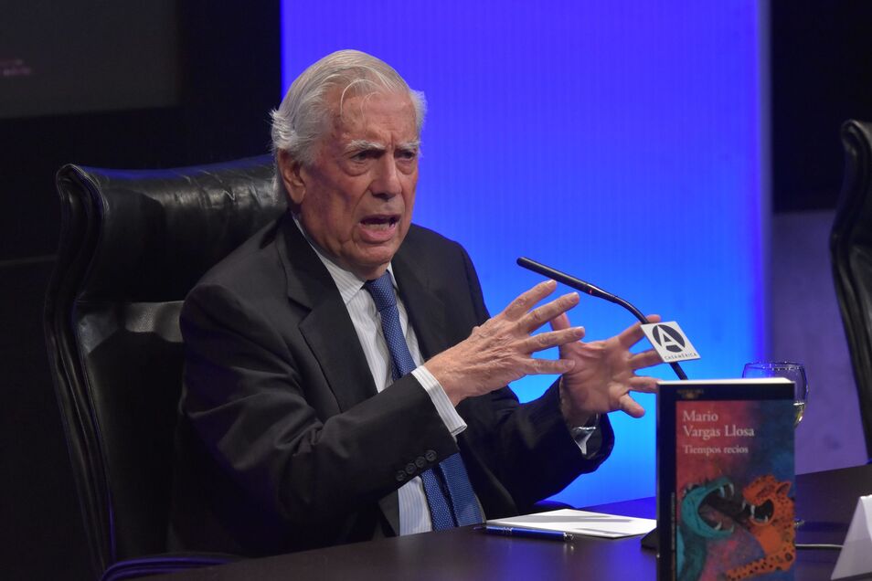 Vargas Llosa: "Suprimir el castellano como lengua vehicular es una idiotez que no tiene perdón" Vargas-llosa-tiempos-recios