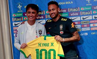 Neymar, homenajeado por sus 100 partidos con la selección brasileña, posa junto a Bebeto. |  EFE