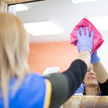 Las medidas aprobadas por Ayuso tocan de lleno al sector de las empleadas de hogar | Alamy
