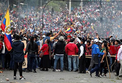 Miles de manifestantes mantienen sus protestas en Quito. |  EFE