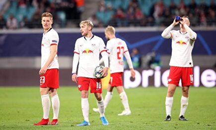 Los jugadores del Leipzig, durante un partido de Champions contra el Lyon. |  Cordon Press