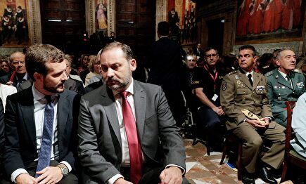 Casado junto a Ábalos en el Día de la Comunidad Valenciana. |  EFE