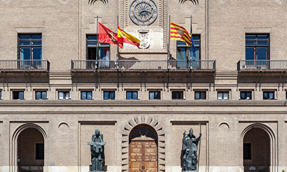 El Ayuntamiento de Zaragoza, en "quiebra técnica" |  Alamy