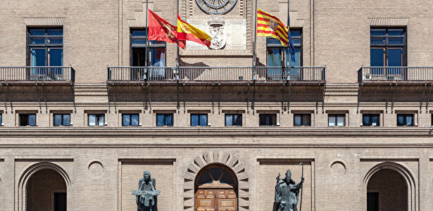 El Ayuntamiento de Zaragoza, en "quiebra técnica" |  Alamy