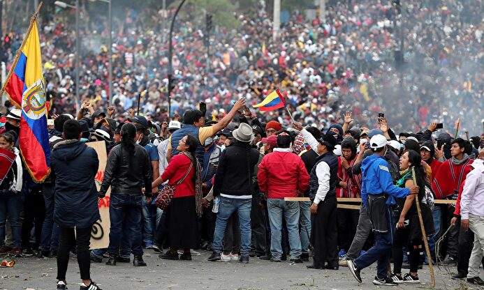 Miles de manifestantes mantienen sus protestas en Quito. |  EFE
