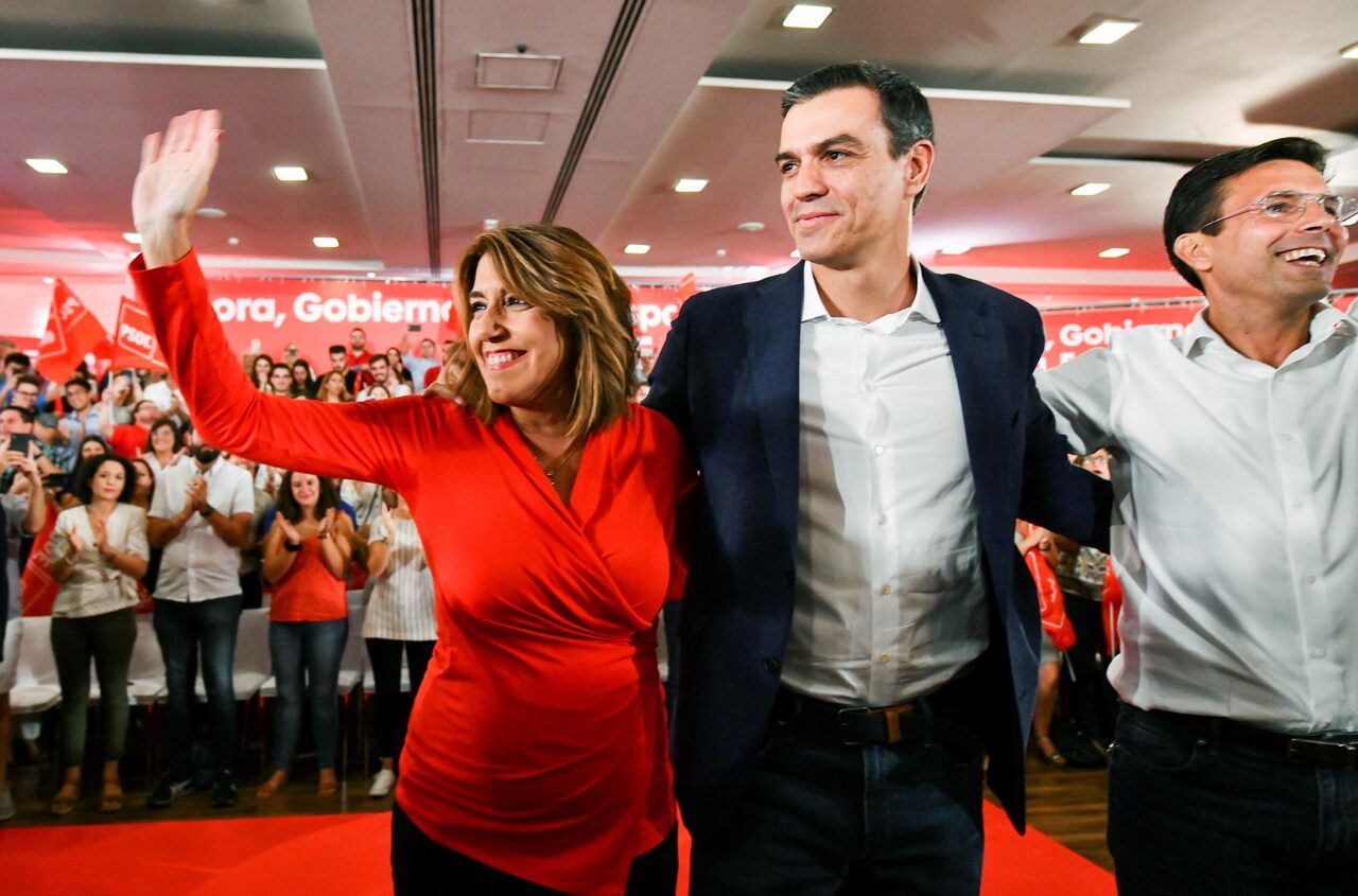 Susana Díaz, Pedro Sánchez y el concejal socialista en Granada Paco Cuenca, en un acto de precampaña |  EFE