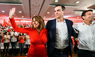 Susana Díaz, Pedro Sánchez y el concejal socialista en Granada Paco Cuenca, en un acto de precampaña |  EFE