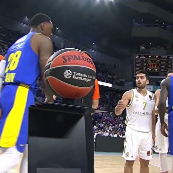 El triple de la victoria de Carroll ante el Maccabi 