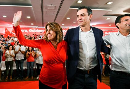 Susana Díaz, Pedro Sánchez y el concejal socialista en Granada Paco Cuenca, en un acto de precampaña |  EFE