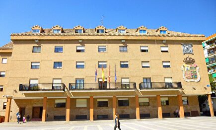 Fachada del Ayuntamiento de Móstoles. |  Wikipedia/Zarateman