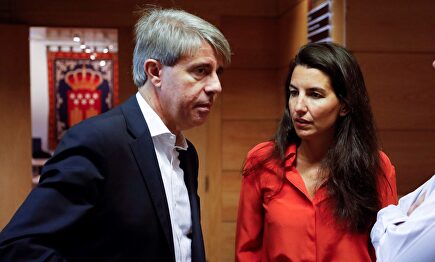 Rocío Monasterio junto a Ángel Garrido en la Asamblea de Madrid el pasado 2 de octubre |  EFE