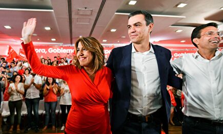 Susana Díaz, Pedro Sánchez y el concejal socialista en Granada Paco Cuenca, en un acto de precampaña |  EFE