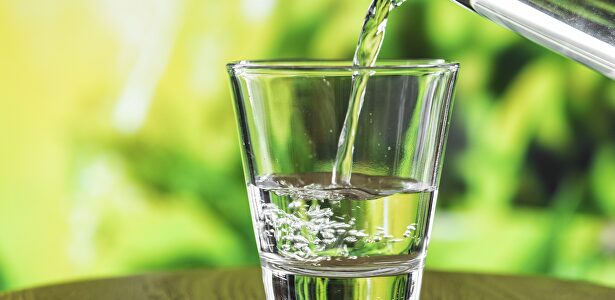 El consumo de agua diario es importante para evitar la deshidratación |  Pixabay/CC/rawpixel