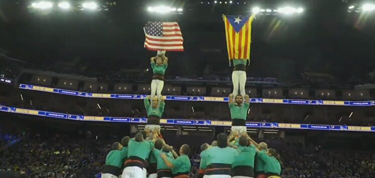 Momento en el que sacan la bandera de EE.UU y la estelada. |  Imagen TV