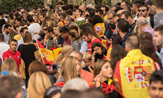Banderas de España durante el desfile de la Hispanidad. |  C.Jordá