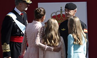 El cariñoso saludo de los Reyes al paracaidista
