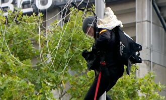 El paracaidista quedó enganchado en la farola |  Imagen TV