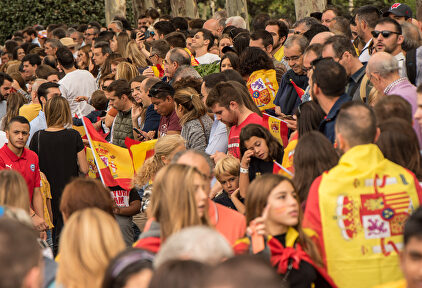 Banderas de España durante el desfile de la Hispanidad. |  C.Jordá