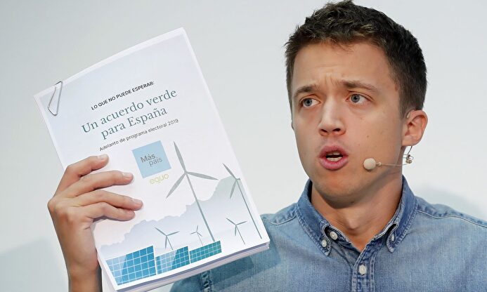 El líder de Más País, Íñigo Errejón, con su programa electoral | EFE